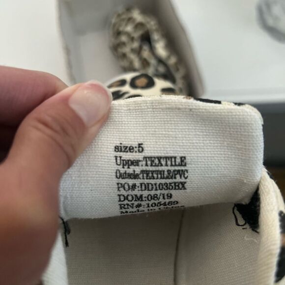 NEW Girls Leopard Slip On Sneakers YOUTH - Picture 6 of 6